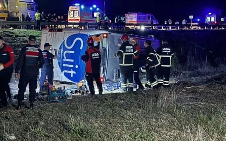 Aksaray’da yolcu otobüsü şarampole devrildi, ölü ve yaralılar var