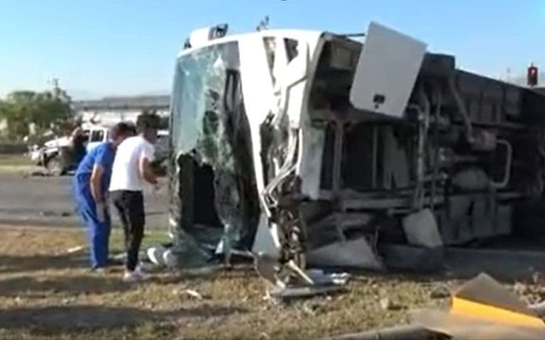 Antalya’da otel servisi kamyonetle çapıştı