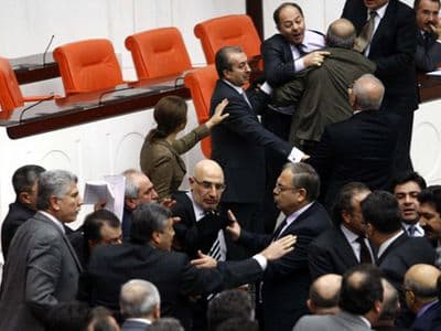 Memleketimden 'imaj' manzaraları: Vekiller yumruk yumruğa…