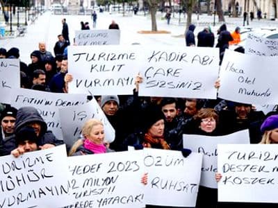 100'e yakın otelin kapısına kilit vuruldu