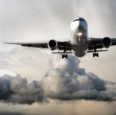 American Airlines battaniye ve yastık için 8 dolar alacak