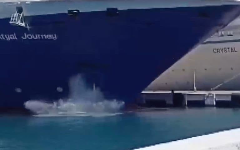 Kuşadası'nda kruvaziyer gemisi iskeleye çarptı