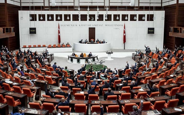 Rehberlik yasasındaki değişiklik askıya alındı