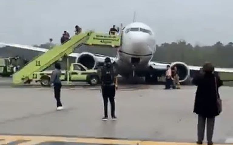 United Airlines uçağı inişte pistten çıktı