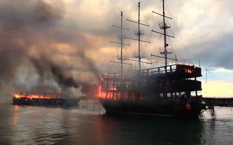 Alanya’da iki tur teknesi yandı