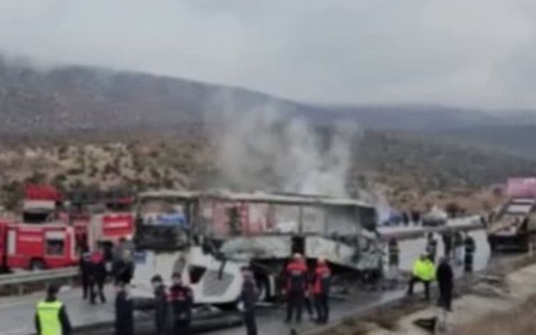 Çorum’da yolcu otobüsü kamyona çarptı, ölü ve yaralılar var