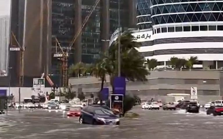 Çöl şehri Dubai'de sel felaketi