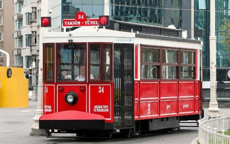 İstiklal Caddesinde yeni dönem: Nostaljik tramvay değişiyor
