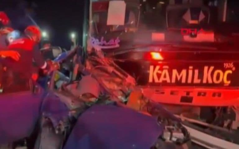 İzmir’de yolcu otobüsü ile otomobil çarpıştı, ölü ve yaralılar var