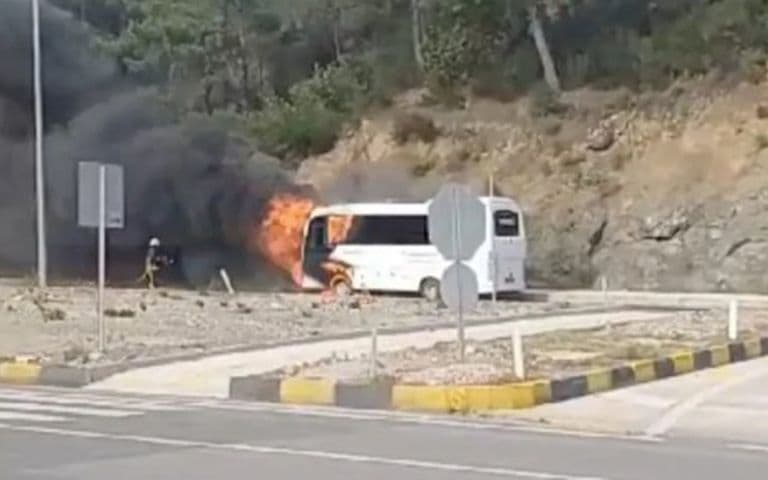 Antalya’da otel personelini taşıyan servis otobüsünde yangın
