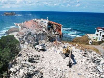 Riva'daki metruk otel yıkıldı! Bölge tamamen temizlendi