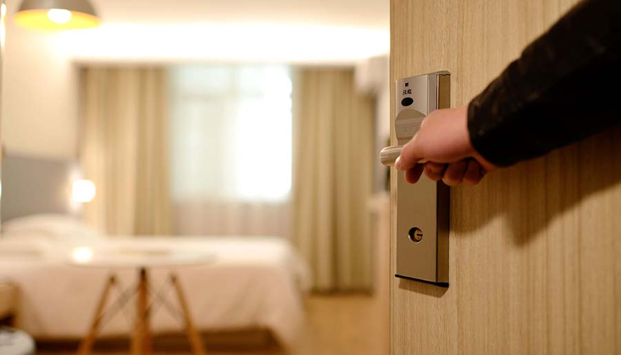 Antalya’da otel odasında düşen turist hayatını kaybetti