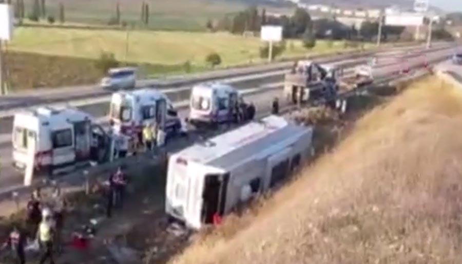 Yolcu otobüsü şarampole devrildi, 1 ölü 30 yaralı