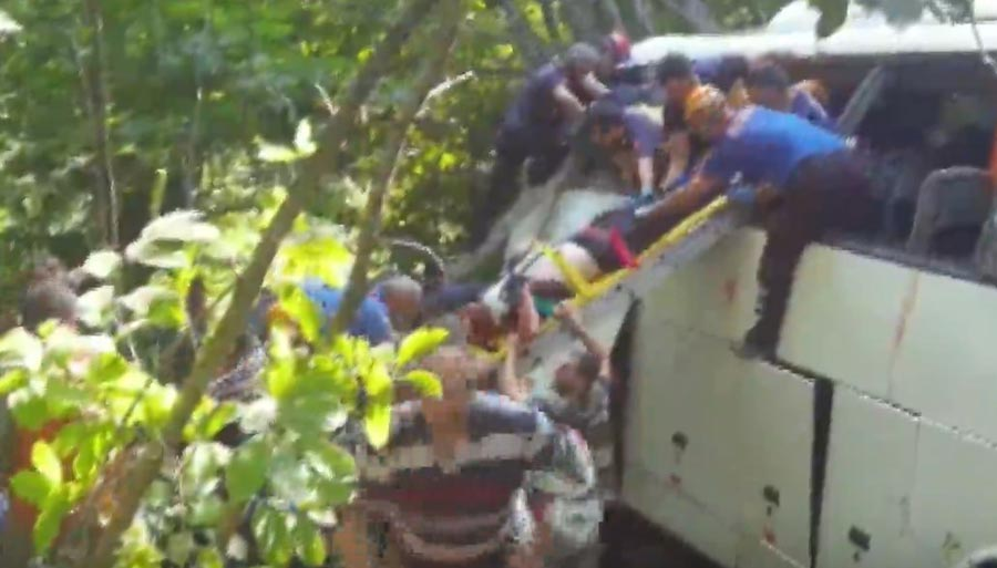 Tur otobüsü şarampole yuvarlandı, 5 ölü 35 yaralı