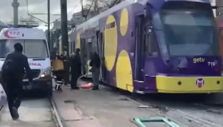 İstanbul’da raydan çıkan tramvay elektrik direğine çarptı
