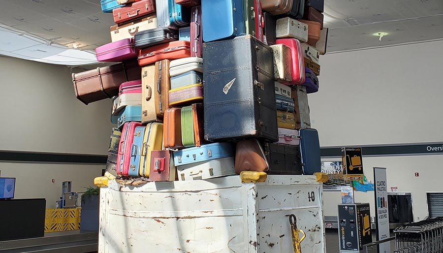 Havalimanlarında binlerce bavul sahibini bekliyor
