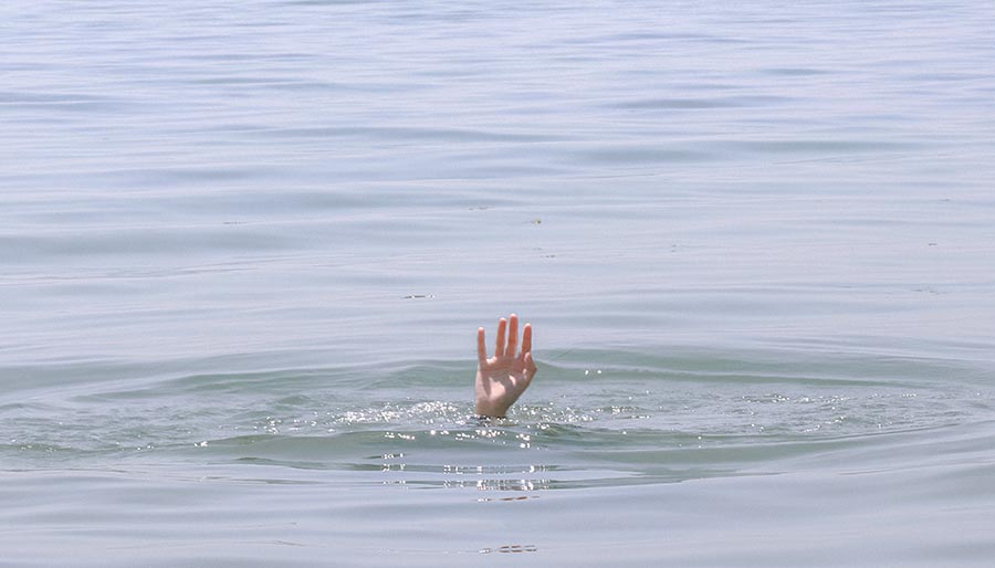 Antalya’da denize giren turist boğularak hayatını kaybetti