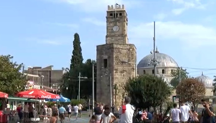 Antalya'daki Saat Kulesi'nin orijinal saatini çalıp yerine plastik saat takmışlar