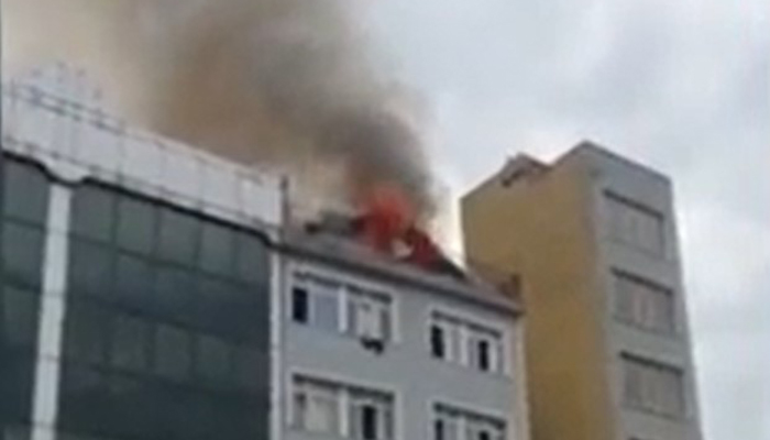 Beyoğlu’nda otelin çatısında yangın çıktı