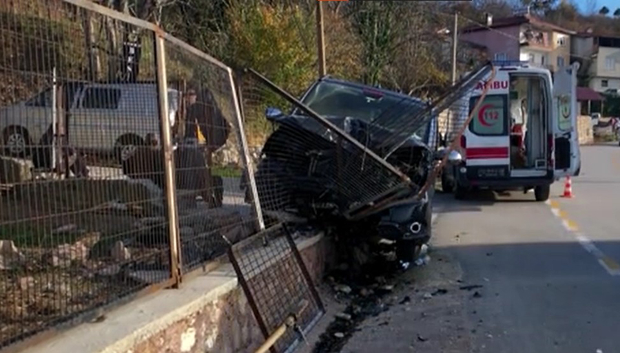Bursa’da turistleri taşıyan minibüs kaza yaptı