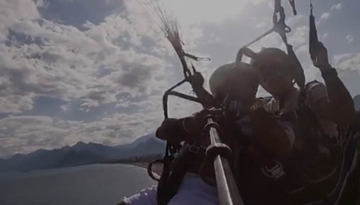 Antalya’da paraşüte binen ABD’li turist bayıldı
