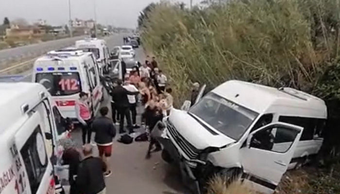Alman turistleri taşıyan minibüs Antalya’da şarampole yuvarlandı