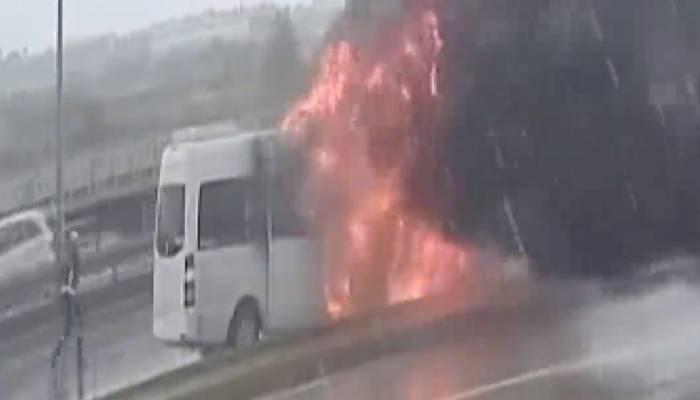 Tur midibüsü alev alev yandı, turistler canını zor kurtardı