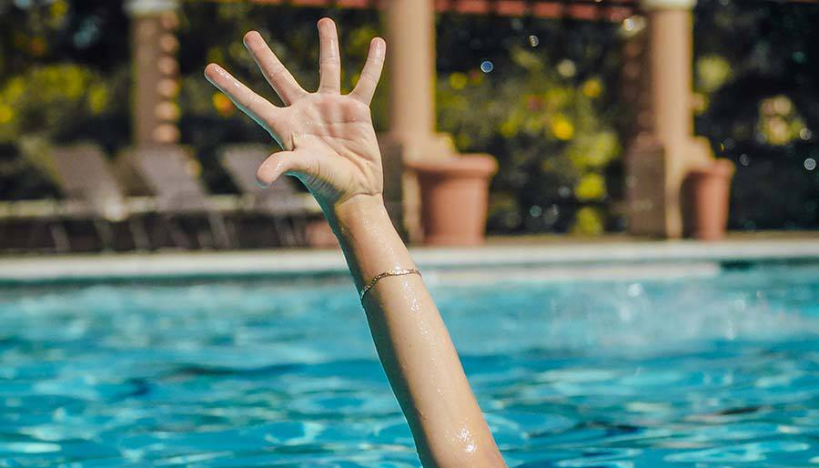 Antalya’da otelin havuzuna giren Rus çocuk boğuldu