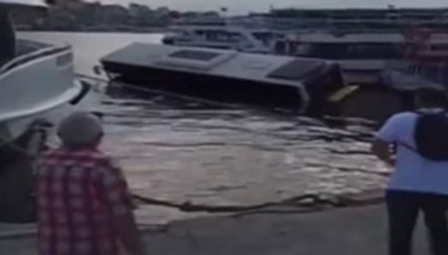 Eminönü’nde halk otobüsü denize düştü 