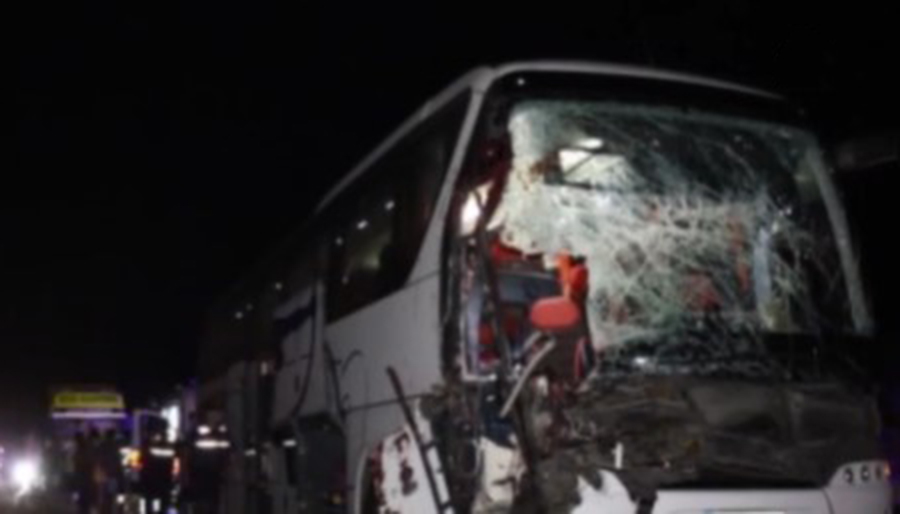 Uşak’ta yolcu otobüsü TIR’a çarptı, 1’i ağır 15 yaralı