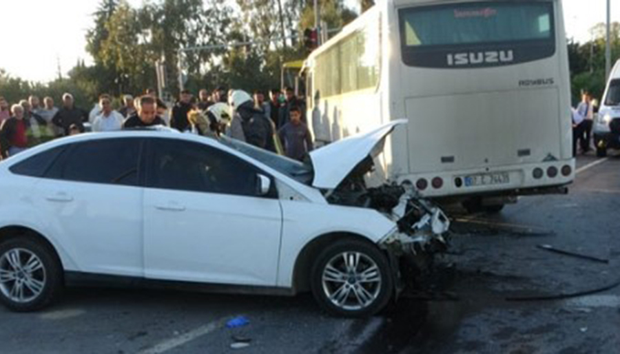Antalya’da otel servisi ile otomobil çarpıştı, ölü ve yaralılar var
