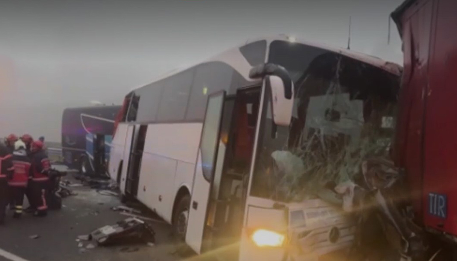 Sakarya’da 3 yolcu otobüsü zincirleme kazaya karıştı, ölü ve yaralılar var