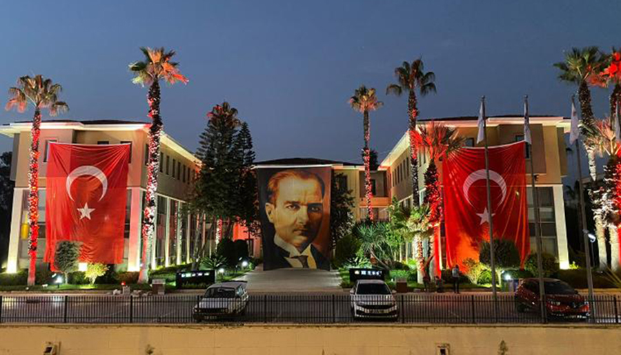 Coral Travel Antalya’daki merkez binasını Türk bayraklarıyla donattı