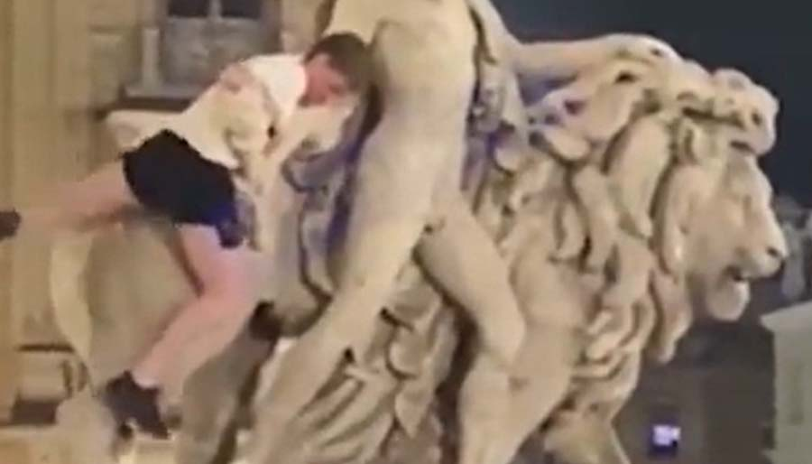 İrlandalı turist, Belçika’da tırmandığı heykelin kolunu kırdı