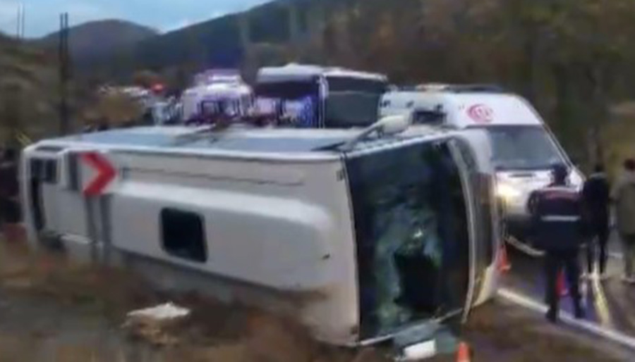 Amasya’da yolcu otobüsü devrildi, 27 yaralı