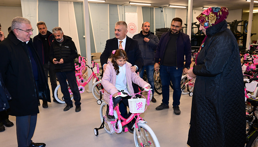 AKRA Gran Fondo Antalya'nın geliri ile 700 bisiklet depremzede çocuklara dağıtıldı
