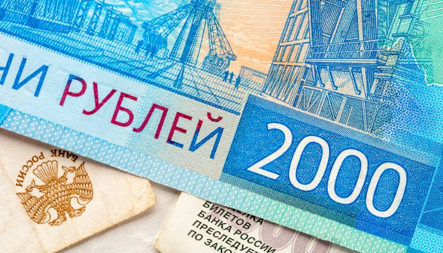 Rusya'da dolar 90 rublenin altını gördü 