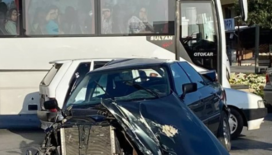 Otel personelini taşıyan minibüs otomobille çarpıştı, 12 yaralı