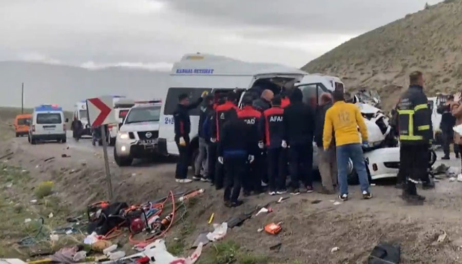 Sivas’ta TIR ile yolcu minibüsü çarpıştı, çok sayıda ölü ve yaralı var