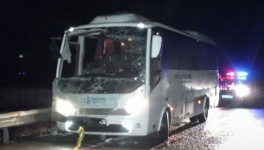 Deprem bölgesinden dönen otobüs devrildi: 3 ölü 19 yaralı