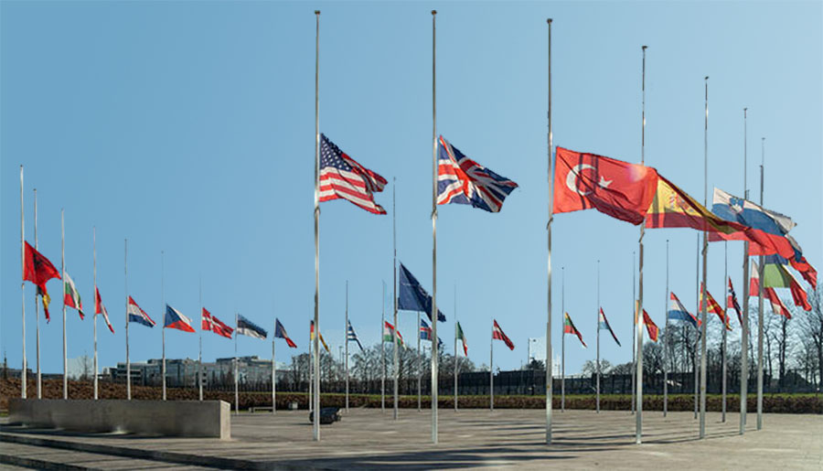 NATO karargahındaki bayrakları yarıya indirdi