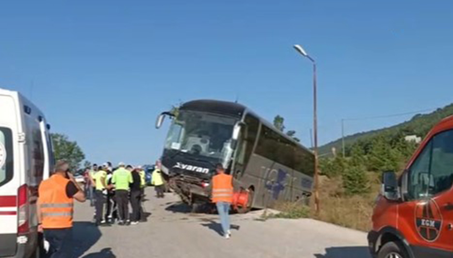 Bolu’da yolcu otobüs yoldan çıktı, 2’si ağır 14 yaralı