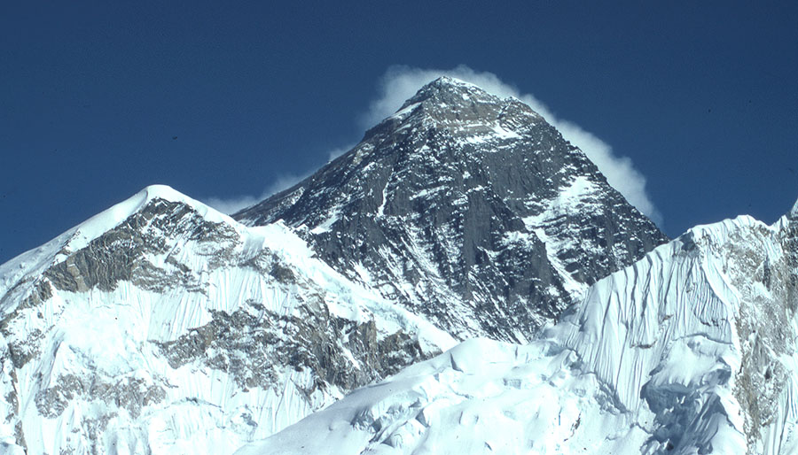 Turistleri Everest’te götüren helikopter kaza yaptı: 5 ölü, 1 kayıp