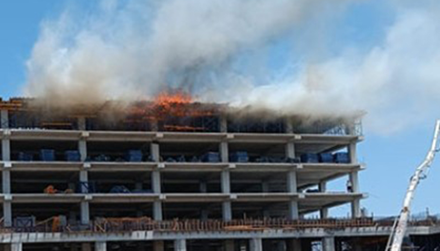 Otel inşaatında çıkan yangın helikopterle söndürüldü