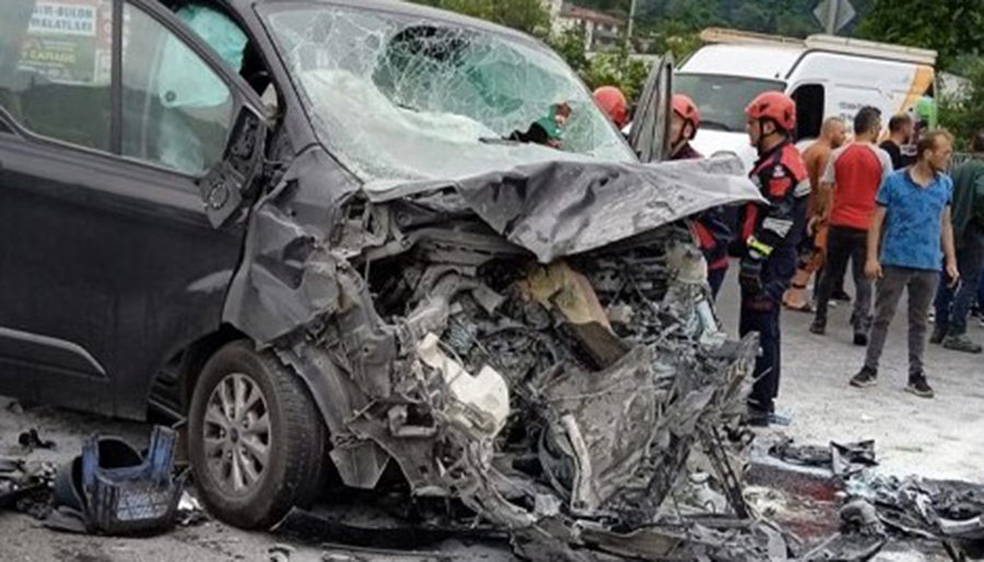 Trabzon’da yakıt tankeri tur minibüsüne çarptı, 5 yaralı