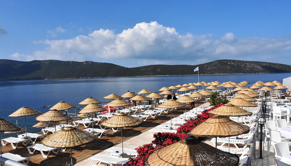 Emekliler halk plajlarında şemsiye ve şezlongları ücretsiz kullanabilecek