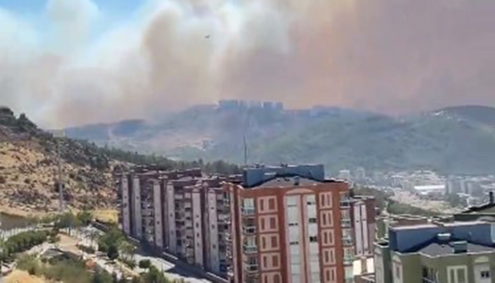 İzmir’de orman yangını: Yerleşim yerlerine sıçradı