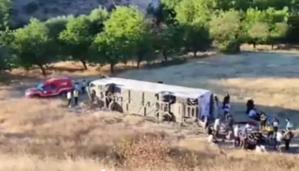 Yolcu otobüsü şarampole devrildi, çok sayıda yaralı var