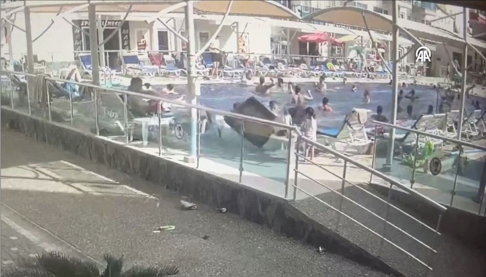 Antalya’da başına otelin baca kapağı düşen kadın hayatını kaybetti