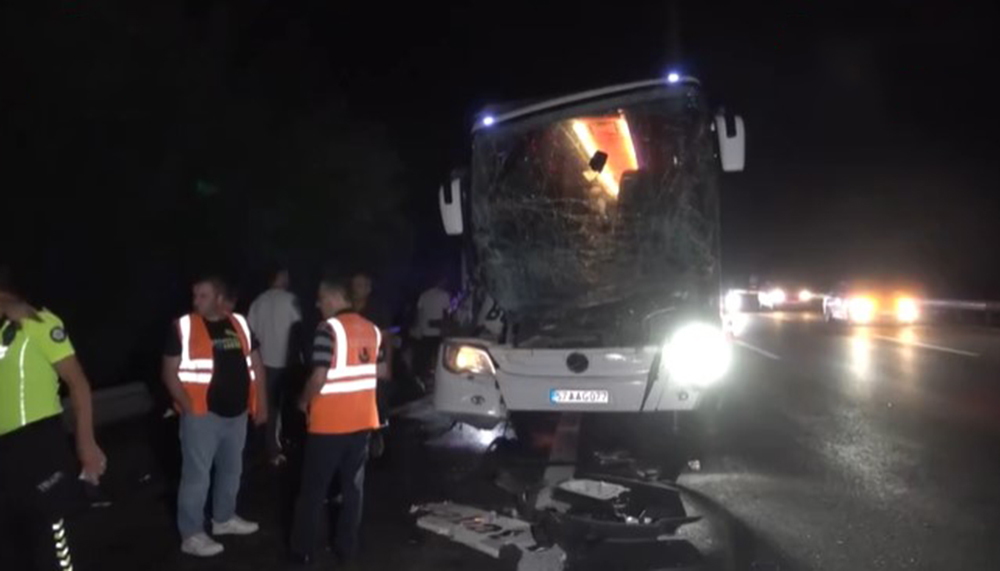 Düzce’de yolcu otobüsü TIR’a çarptı, 25 yaralı